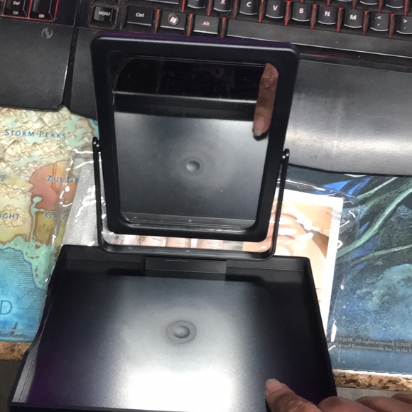 Mary Kay New mirrored stand in clear zippered bag - Picture 4 of 4